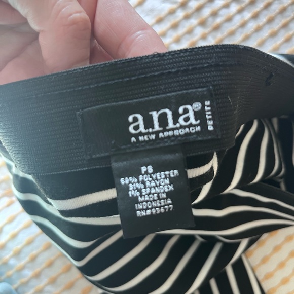 A.n.a pencil skirt - Picture 2 of 2